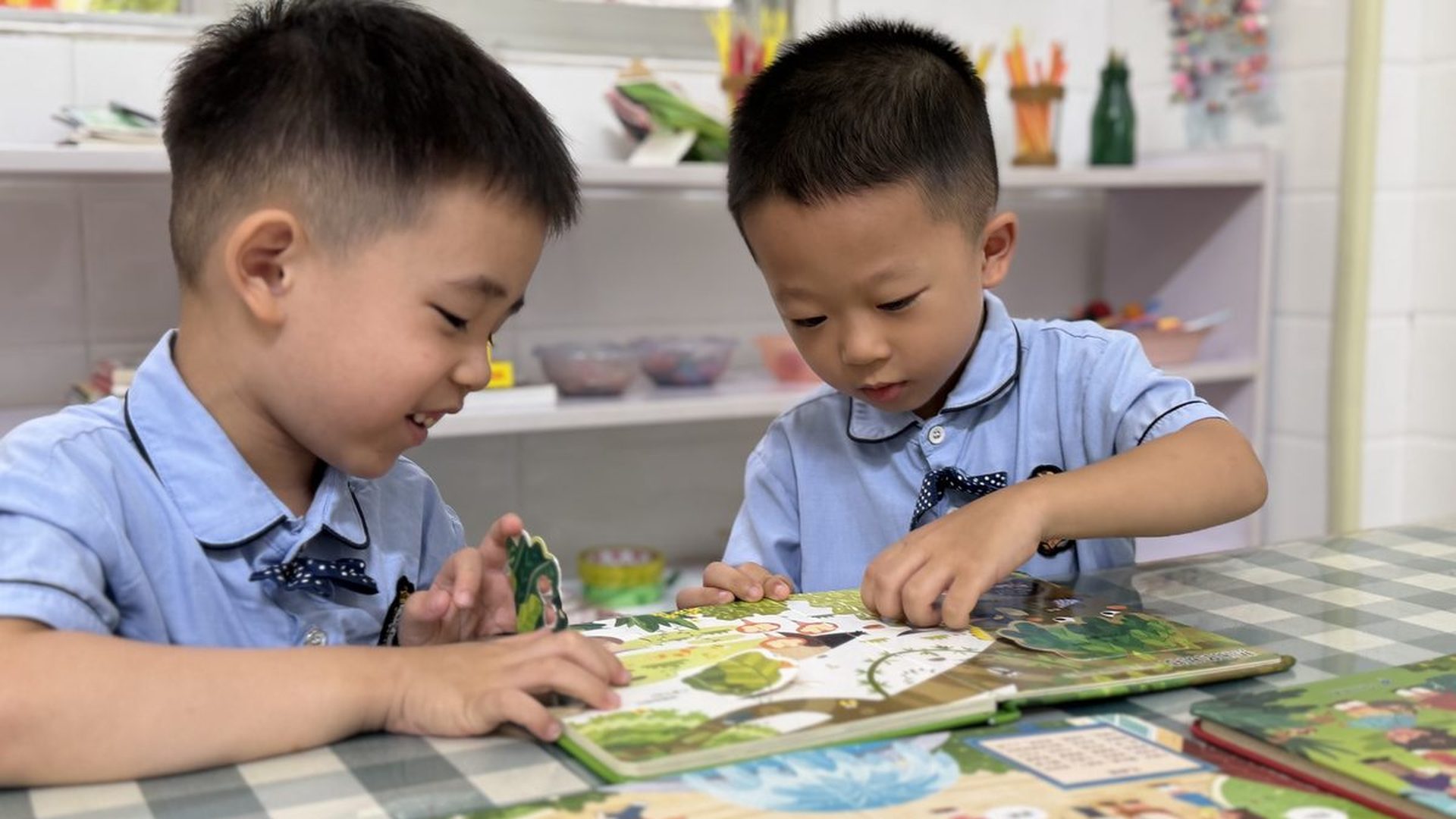 玉州区中杰幼儿园园林式校园里孩子们迎新年的快乐场景