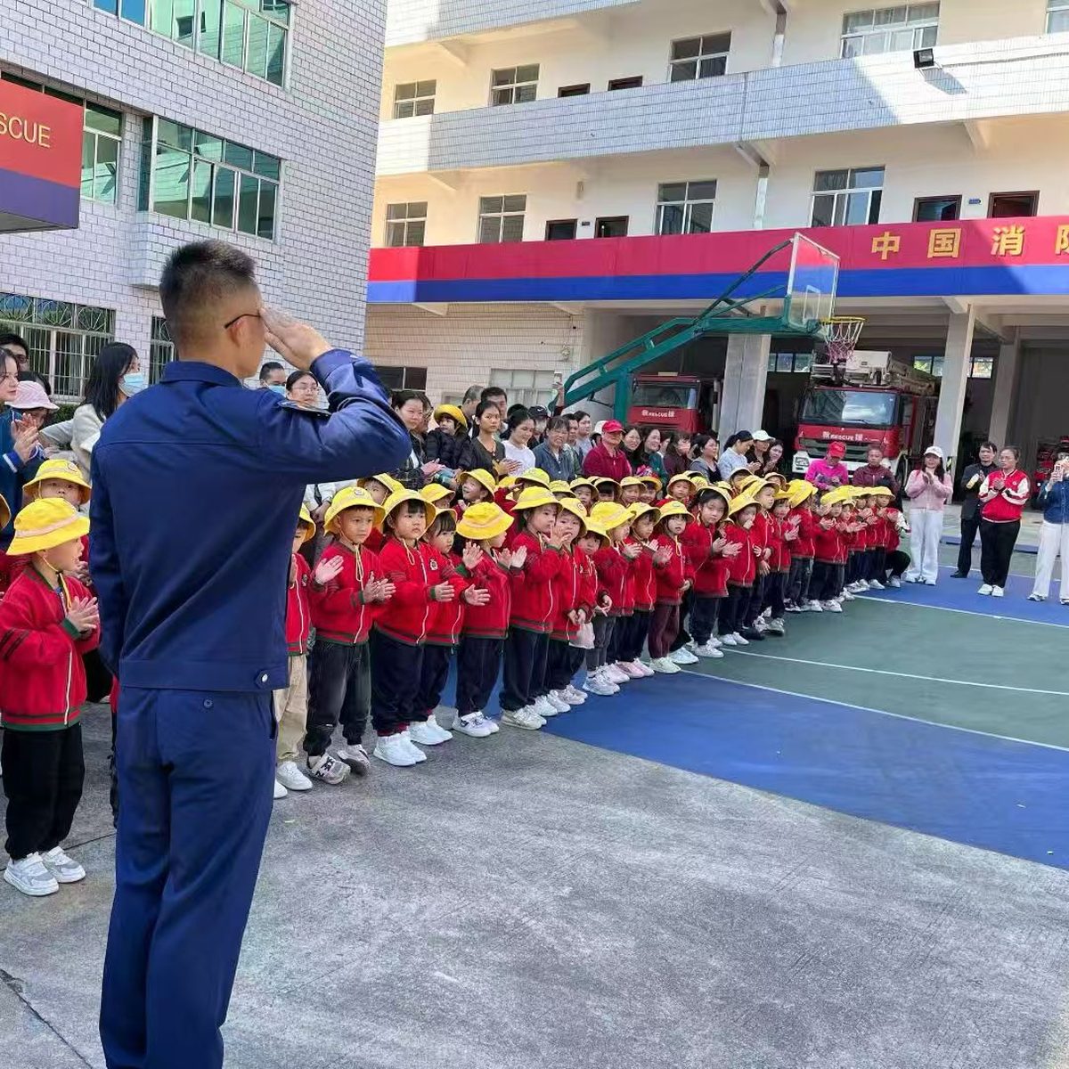 中杰幼儿园社会实践活动--参观消防救援队