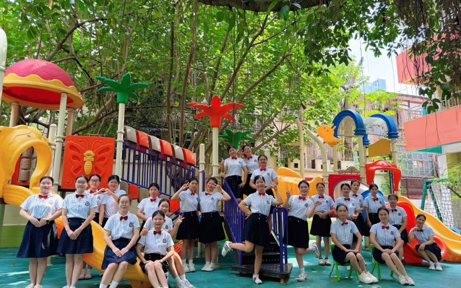中杰幼儿园教师团队合影 游乐设施前集结